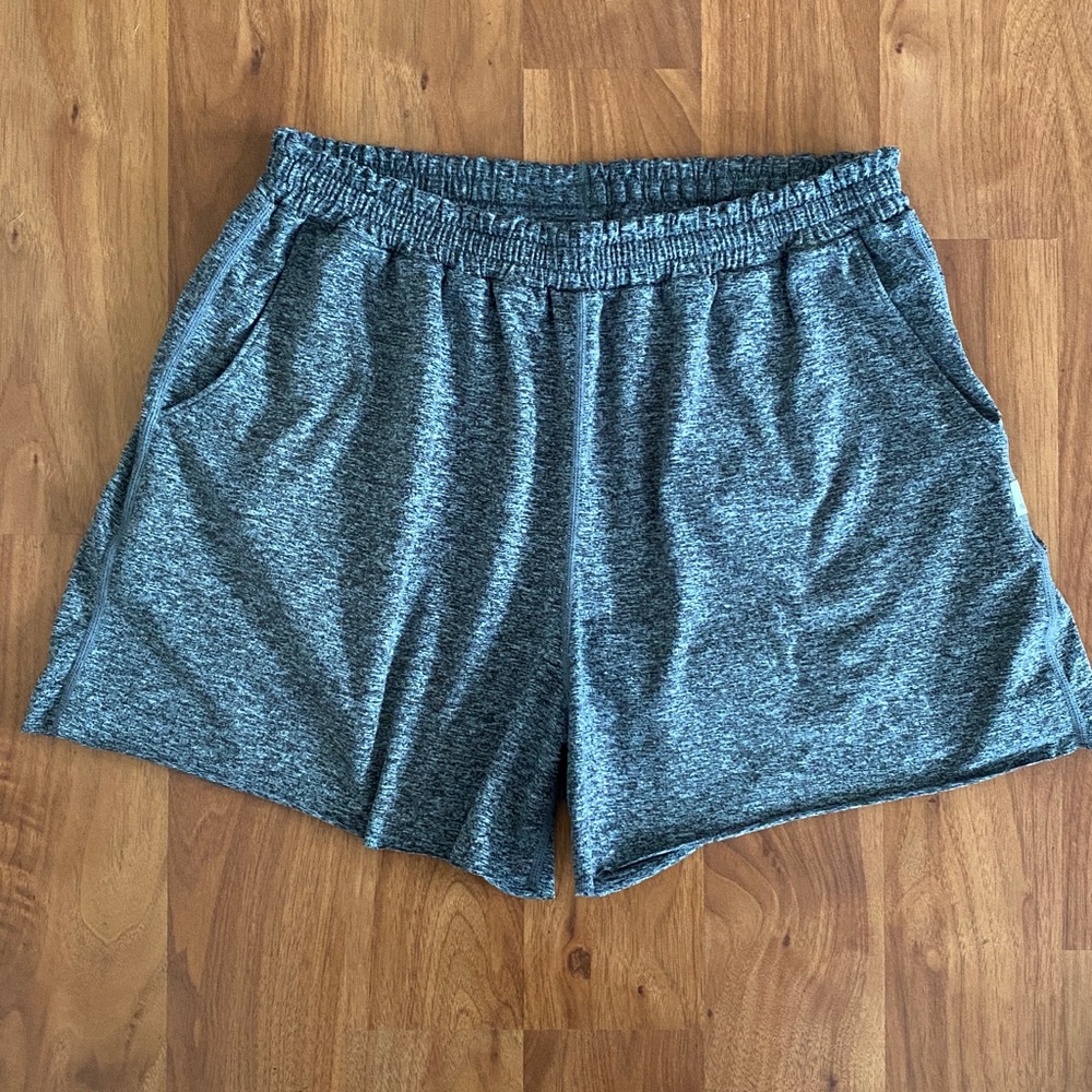 ❤️ Vuori Heather Grey Shorts Size Small